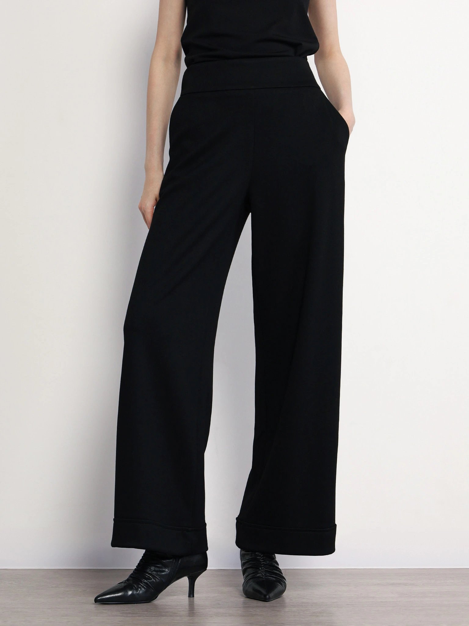 Брюки трикотажные черного цвета расклешенного кроя